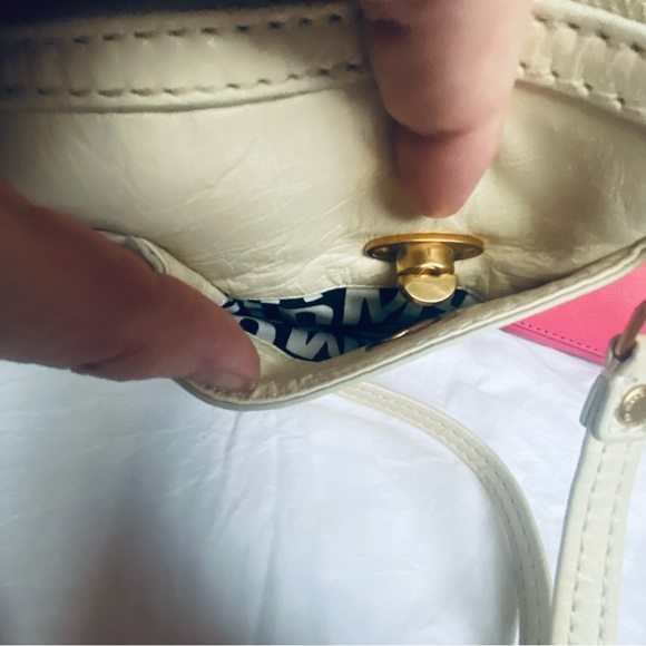 Marc By Marc Jacobs Crossbody Cream Leather Purse Pockets Turnlock Brass - Picture 8 of 15